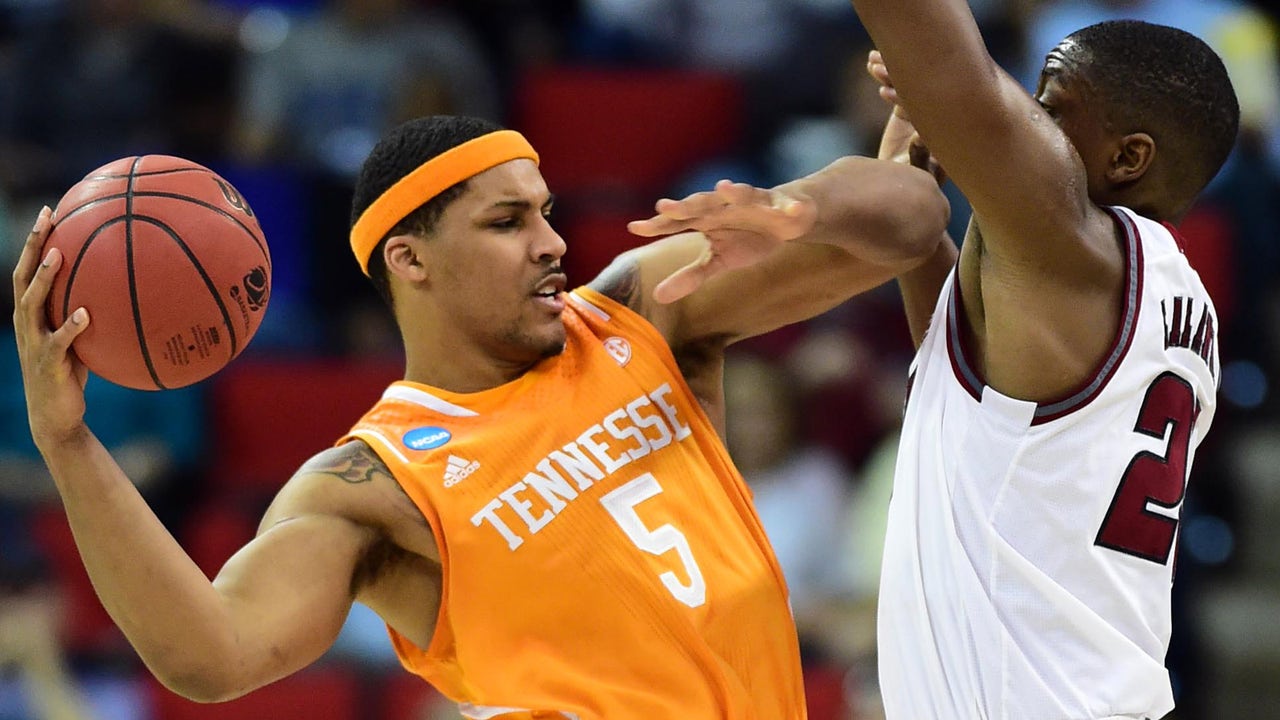 No trouble for No. 11 Tennessee against No. 6 UMass